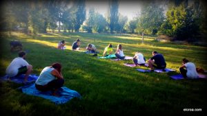 Sesión de yoga en la naturaleza en el CROA
